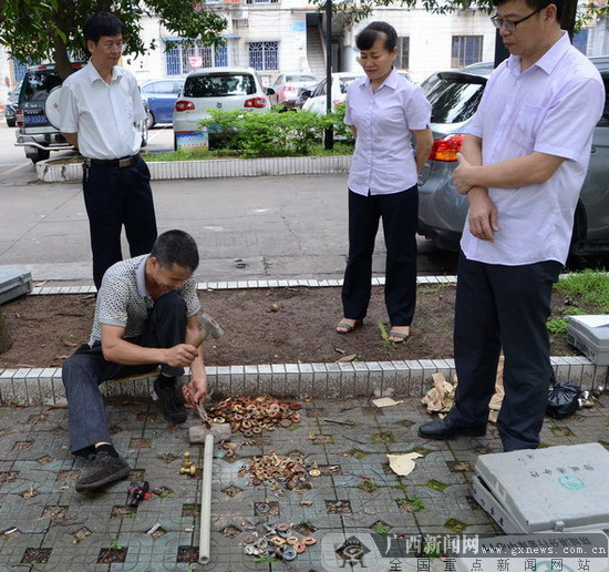 销毁印章现场.农行防城港分行供图