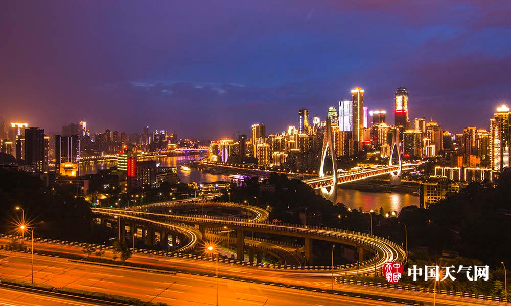 重庆时晴时雨上演绝美夜色