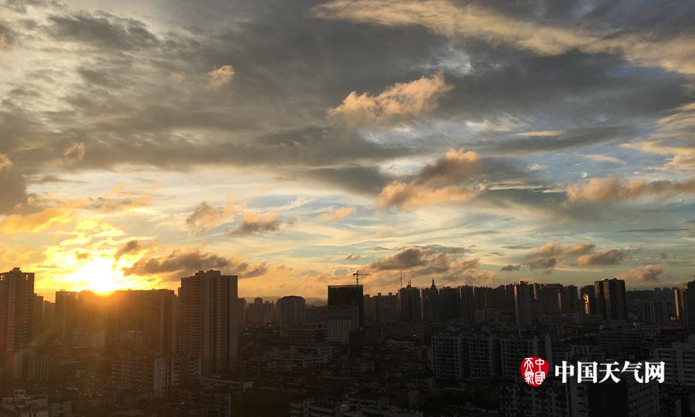 高清组图:雨后南宁阳光重现 云彩炫丽迷人-广西