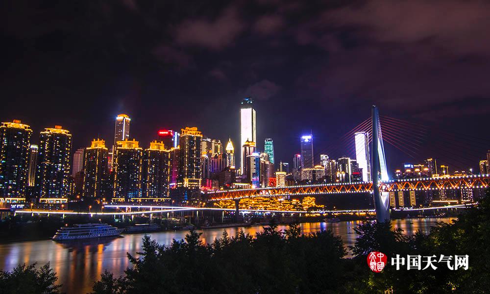 重庆时晴时雨上演绝美夜色