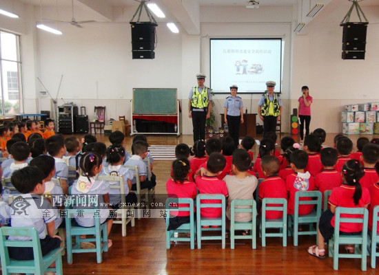 广西高速交警走进幼儿园 为孩子送"交通安全"礼包