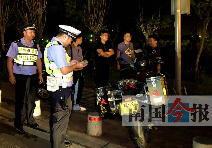 让人捏把汗 一男子喝了酒仍开车送老婆小孩回家