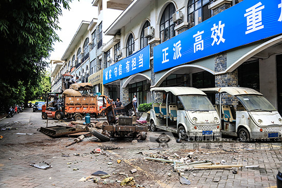 南宁街头惊现"僵尸飞机"后续:已被连夜拆除(图)