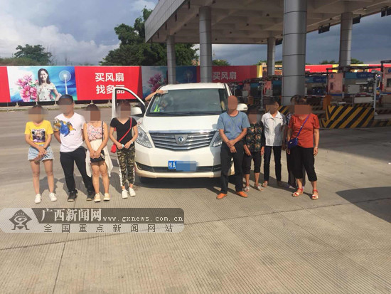 核载7人的客车挤进9人 司机被罚200元记6分(图)