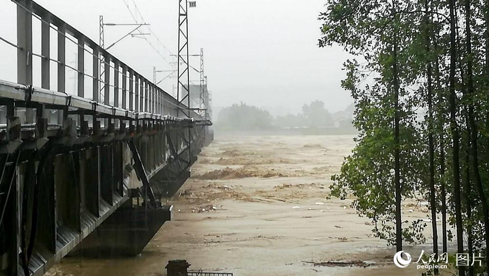 洪水冲击四川涪江大桥