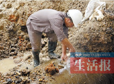 南宁中华路供水管再次被施工挖破 自来水喷涌