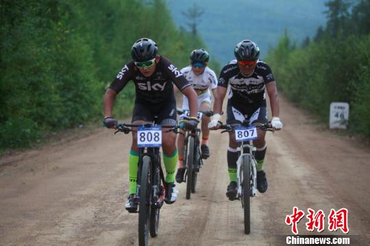 中外选手竞速大兴安岭塔河美程杯森林自行车