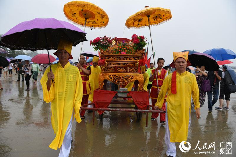 中越民众在广西东兴边境共庆京族传统"哈节"(图)