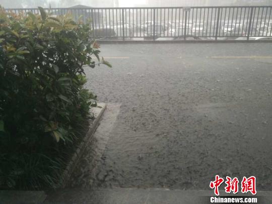浙江迎暴雨雷电强对流天气 多地发布冰雹橙色
