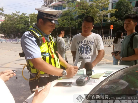南宁交警整治机动车不礼让斑马线 罚150元扣3分
