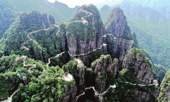 贵港讯 8月8日,记者在平南县北帝山旅游开发项目施工现场看到,一座座