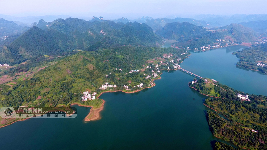 航拍巴马赐福湖 世外桃源般的生态美景(1/7)