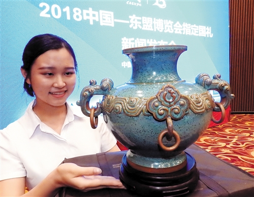 东博会指定国礼闪亮登场 美轮美奂让人眼前一亮
