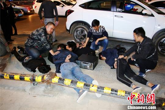 图为警对犯罪嫌疑人进行抓捕 观山湖警方供图