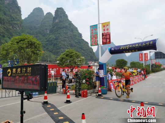 千余名中外选手参加桂林阳朔铁人三项赛