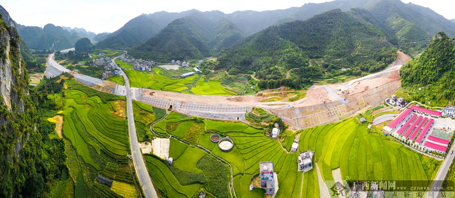 9月20日焦点图:南宁佛子岭地铁站惊现一条长蛇