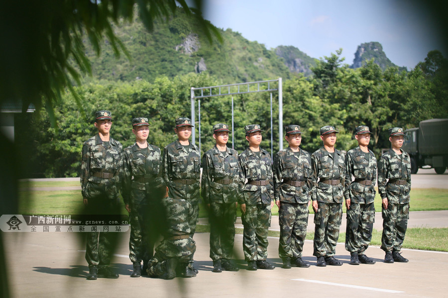 头顶烈日练军姿 武警新兵开展适应性训练(组图) (1/8)