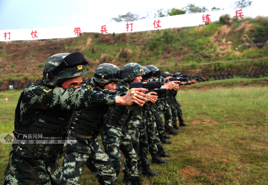 武警桂林支队军事比武竞赛"战味"十足(图) (1/5)