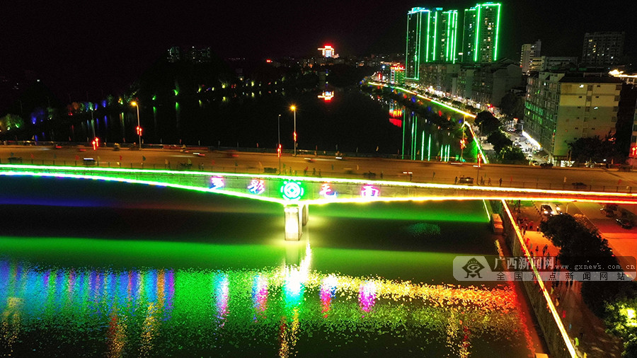 高清组图:航拍国庆之夜环江毛南山乡夜色璀璨-广西新闻图集