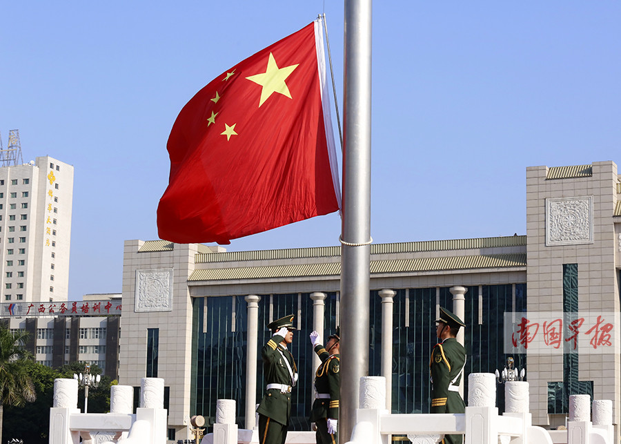 10月2日焦点图:升国旗 迎国庆(2/20)