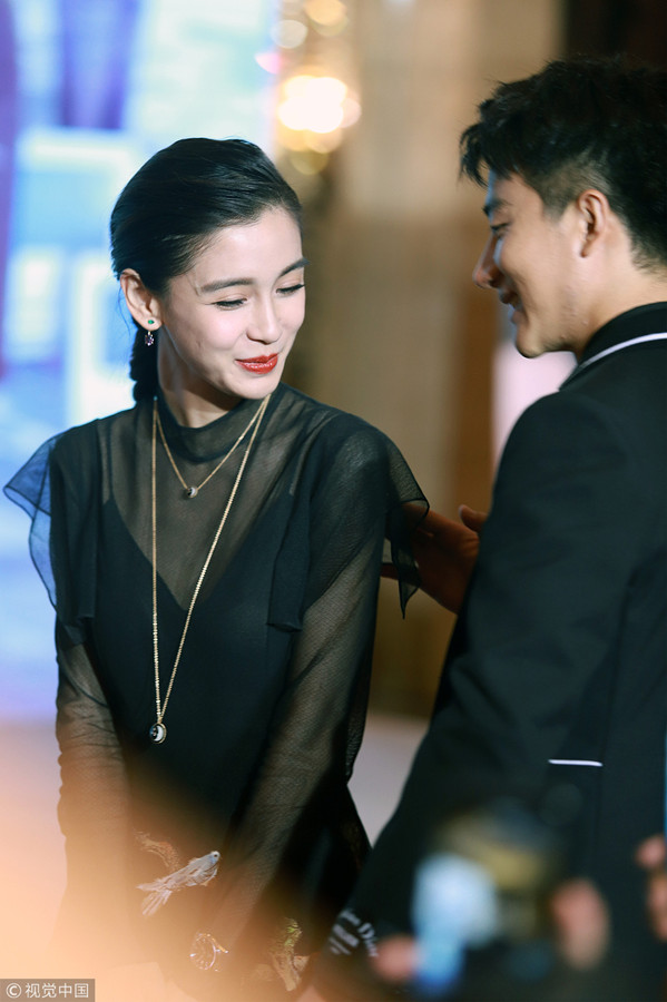 Angelababy透视裙身材干瘦 台下与黄轩热聊笑