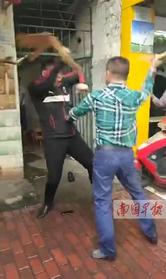 排队买糯米饭起争执 两男子打得头破血流(图)