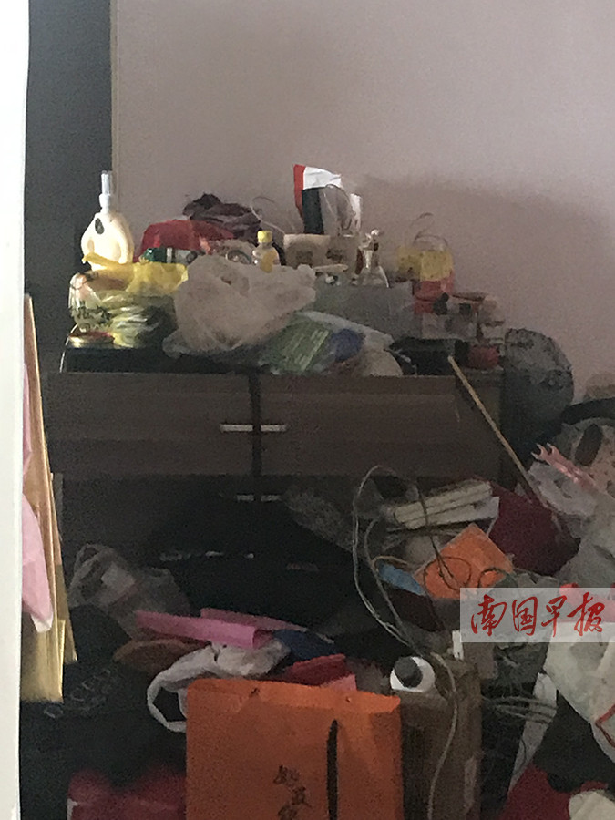 女子爱“收藏” 垃圾闺房变成“垃圾场”(图)