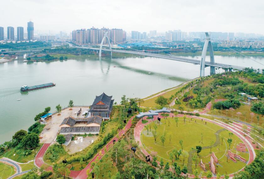 雨雾中的柳沙公园段江景.