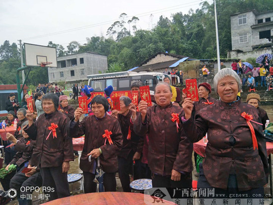上林电商企业关爱老人 108岁老人成产品代言人