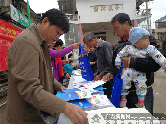 南宁市举办“银龄行动” 为500多名老人义诊