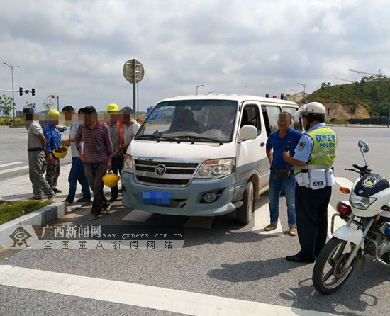 核载6人的面包车塞进10人 一司机被罚200元扣6分