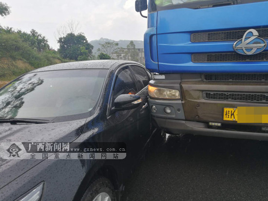 视觉盲区惹祸 大货车变道不慎与小车发生碰撞(图)