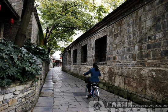 网媒大咖走进青岩“点赞”古城厚重的历史与人文