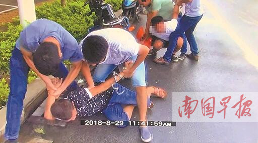 南宁:毒贩白天马路边交易 民警埋伏冲出抓个现行