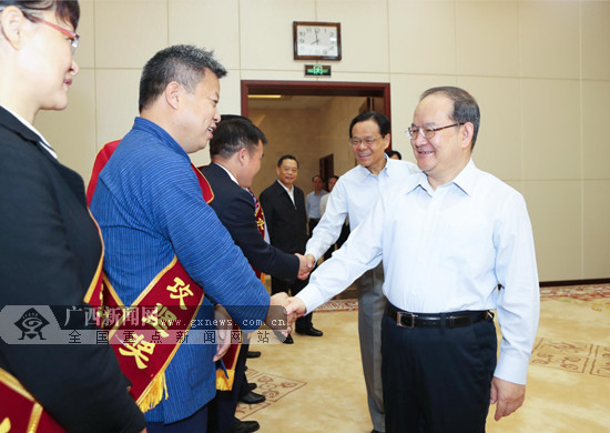 先进事迹巡回报告会在田阳举行 10月26日上午,自治区党委书记鹿心社