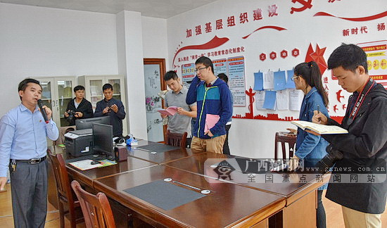 环江城西安置区见闻:移民大小事 小区里边办(图)