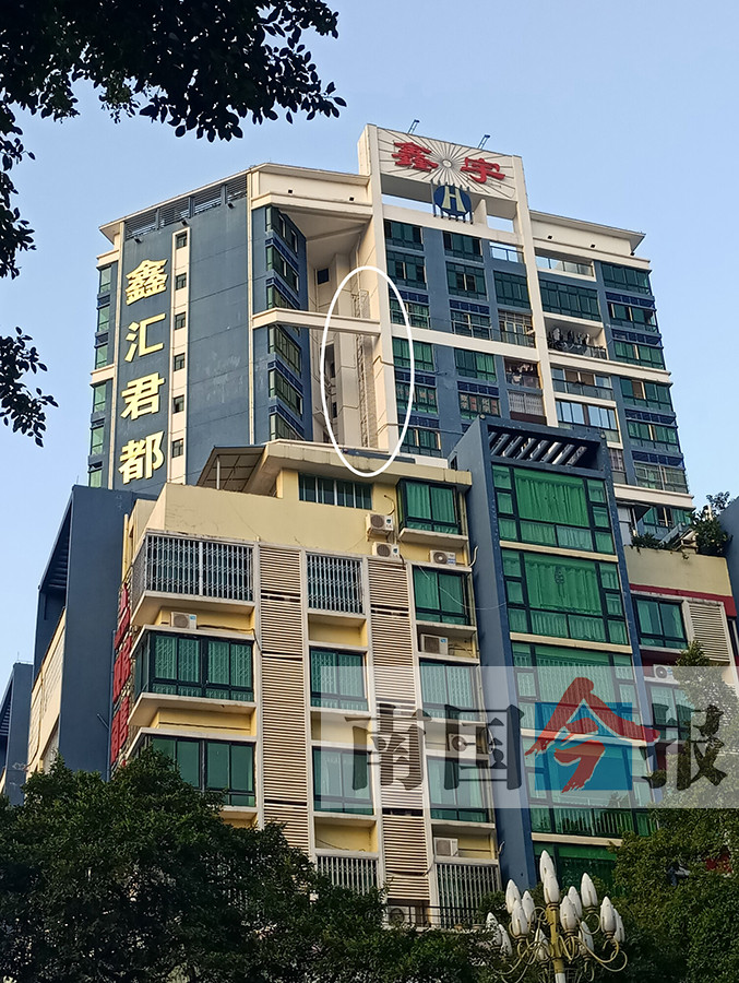 居民楼外长出54米钢架 小区业主另设空调位引争议