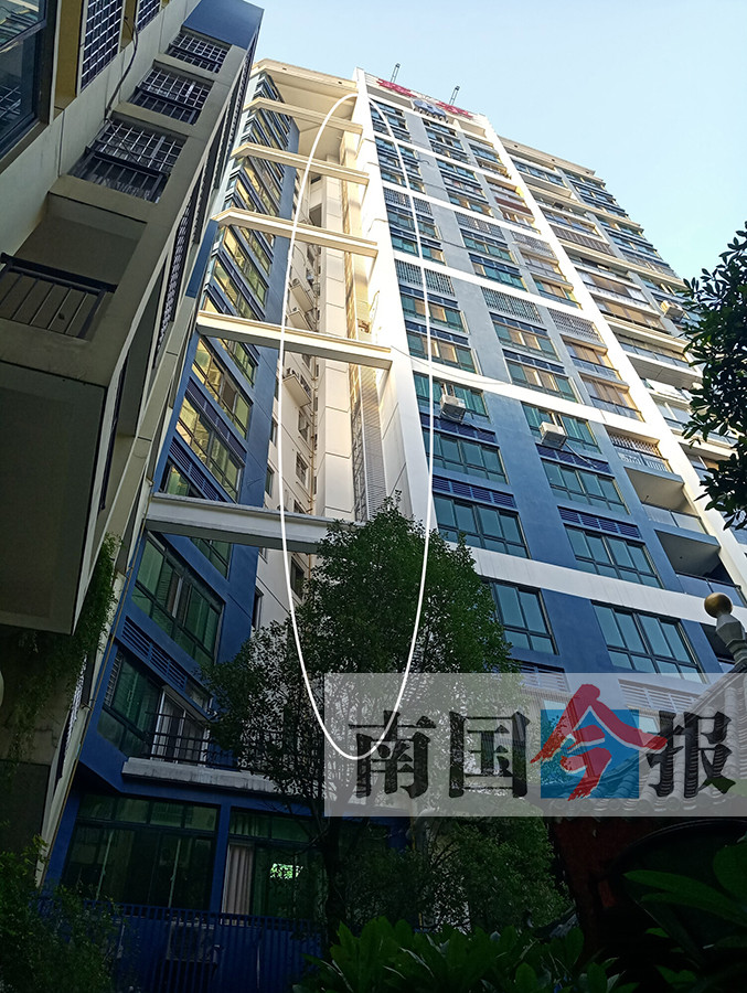 居民楼外长出54米钢架 小区业主另设空调位引争议