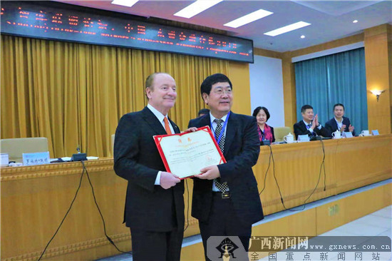 诺贝尔奖获得者莫顿教授做客广西大学