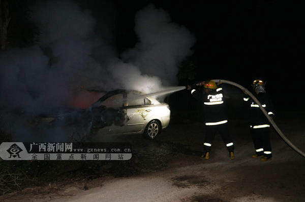 上思一停靠路边的小车凌晨起火 消防火速扑灭(图)