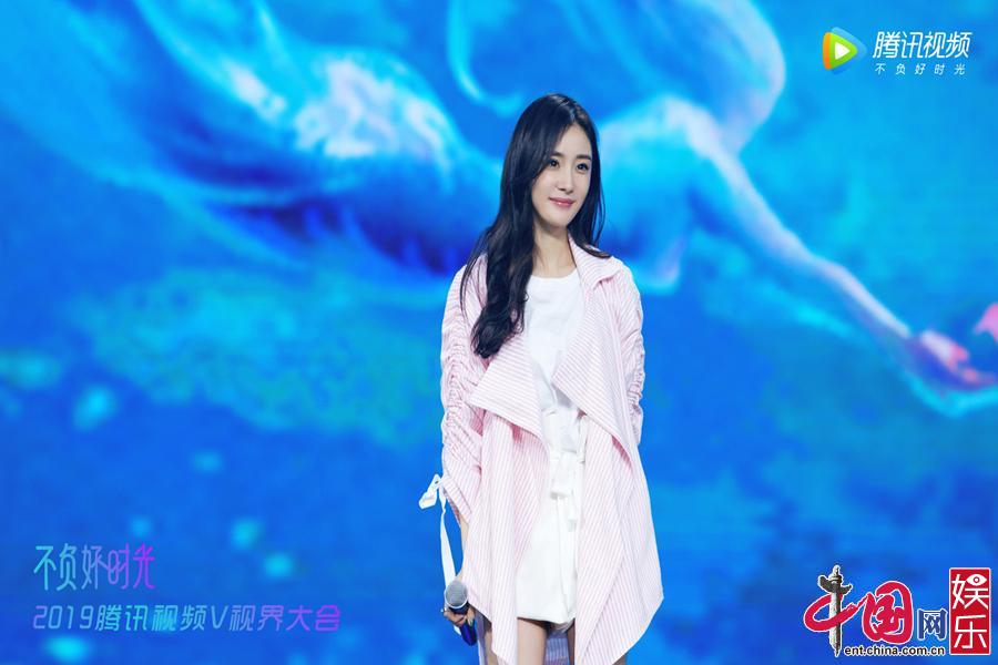 杨幂秀美腿宣传新剧 热巴任《创造101》男团发起人