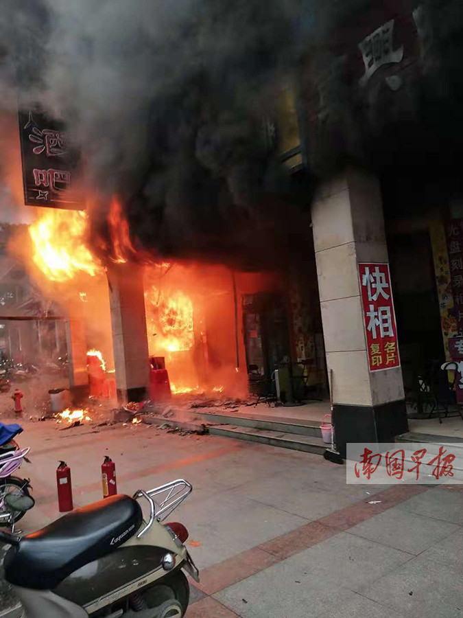 钟小启)11月18日下午,在灵山县六峰山公园门口旁,一家饮料店发生火灾