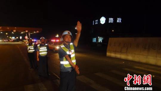 图为:金兵生正在执勤.海盐交通运输局供图