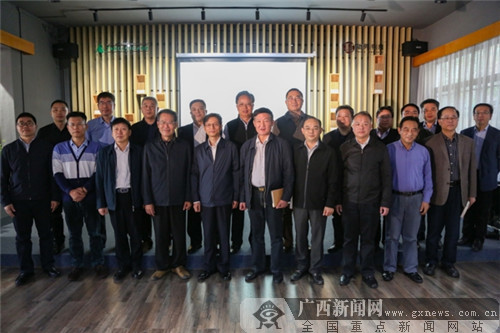 见证改革《报章里的改革史》新书研讨会在邕举行