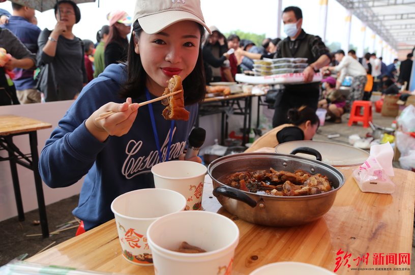 燃爆了，今天钦州这里聚集万人，游戏玩到燃爆整个沙滩！