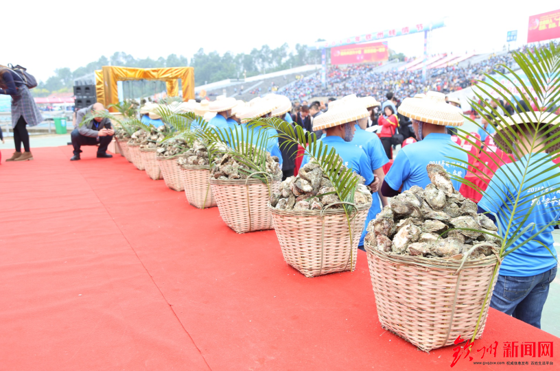 燃爆了，今天钦州这里聚集万人，游戏玩到燃爆整个沙滩！