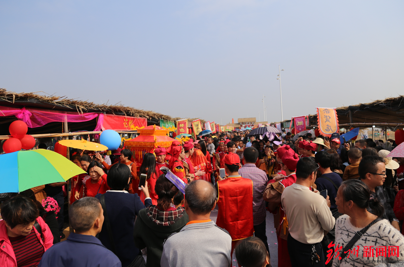 燃爆了，今天钦州这里聚集万人，游戏玩到燃爆整个沙滩！