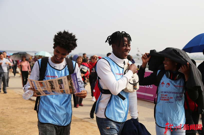 燃爆了，今天钦州这里聚集万人，游戏玩到燃爆整个沙滩！