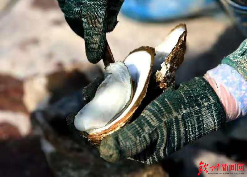 燃爆了，今天钦州这里聚集万人，游戏玩到燃爆整个沙滩！