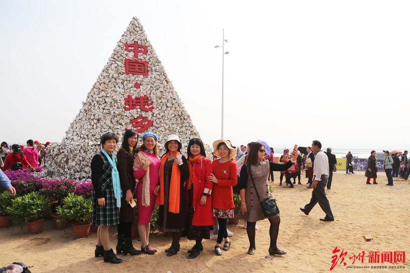 燃爆了，今天钦州这里聚集万人，游戏玩到燃爆整个沙滩！